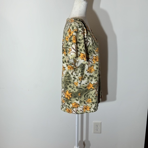 Women’s Set of Two V-Neck Short Sleeve Shirts - XL - Picture 11 of 12